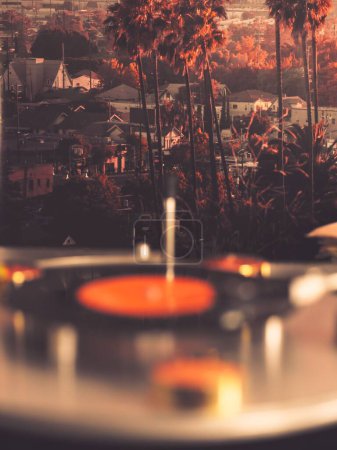Foto de Una toma vertical de un disco de vinilo en una plataforma giratoria - Imagen libre de derechos