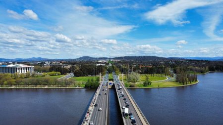 Vista aérea panorámica del puente de la avenida Commonwealth sobre el lago Burley Griffin en Canberra, Australia