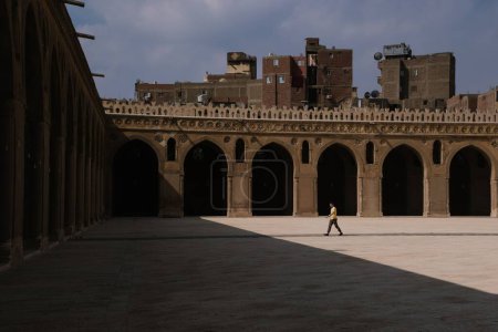 Téléchargez les photos : Le dôme à l'intérieur de la mosquée d'Ibn Tulun, Le Caire, Egypte avec ciel bleu avec ombre - en image libre de droit
