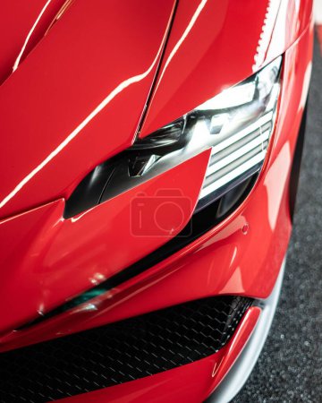 Foto de Vista superior vertical de un nuevo faro Ferrari SF90 Stradale rojo - Imagen libre de derechos