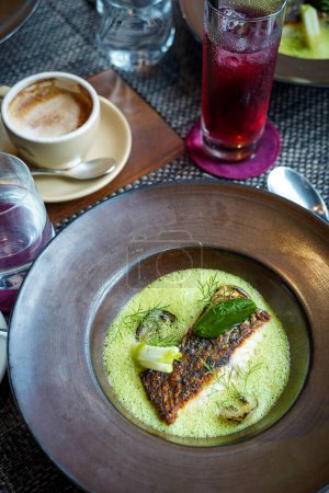 Téléchargez les photos : Un plan vertical d'une soupe verte sur une table au restaurant - en image libre de droit
