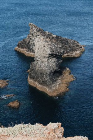 Téléchargez les photos : Les lieux célèbres de l'île Belle Ile en Mer, les aiguilles de Port-Coton et les falaises - en image libre de droit