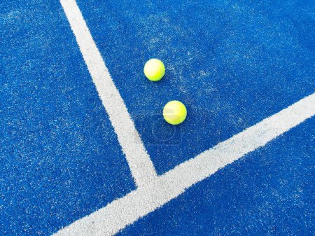 Foto de Las pelotas de tenis amarillas, colocadas entre líneas blancas de una pista de tenis azul - Imagen libre de derechos
