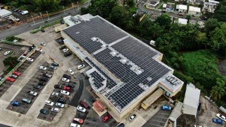 Foto de Una vista de dron de un supermercado con paneles solares en el techo - Imagen libre de derechos