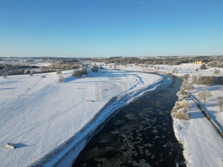 Téléchargez les photos : Une belle vue sur une rivière qui coule dans la neige - en image libre de droit