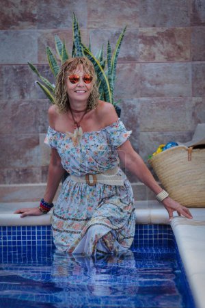 Téléchargez les photos : Un plan vertical d'une femme hispanique avec des lunettes de soleil dans la piscine - en image libre de droit