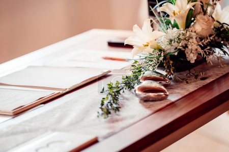 Téléchargez les photos : Un registre de mariage ouvert, sur une table en bois, avec décoration fleurie, à l'intérieur - en image libre de droit