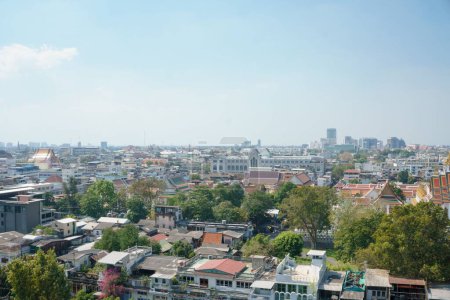 Téléchargez les photos : Un plan de drone du paysage urbain de Bangkok avec des arbres et un ciel bleu - en image libre de droit