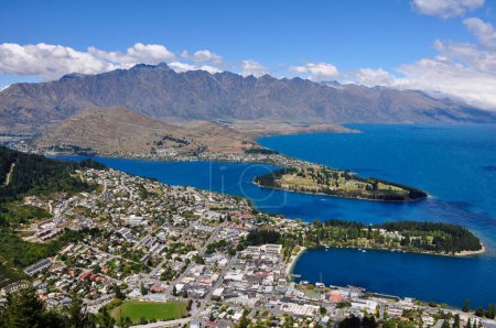 Foto de Una vista en avión no tripulado del pintoresco Queenstown en Otago, Nueva Zelanda - Imagen libre de derechos