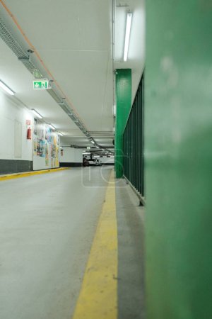 Téléchargez les photos : Un plan vertical de l'intérieur d'un grand garage avec balustrades métalliques vertes - en image libre de droit