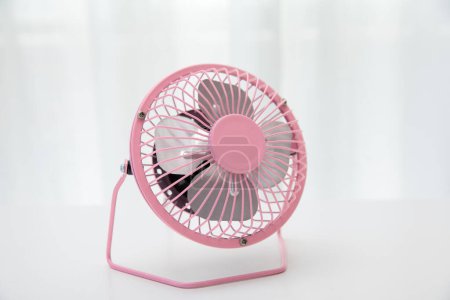 Téléchargez les photos : Gros plan d'un petit ventilateur de refroidissement USB 4 lames rose sur fond blanc - en image libre de droit