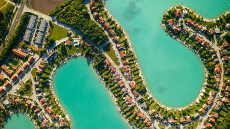 Téléchargez les photos : Vue par drone des plans d'eau entourés de verdure et de bâtiments à Oberwaltersdorf, Autriche - en image libre de droit