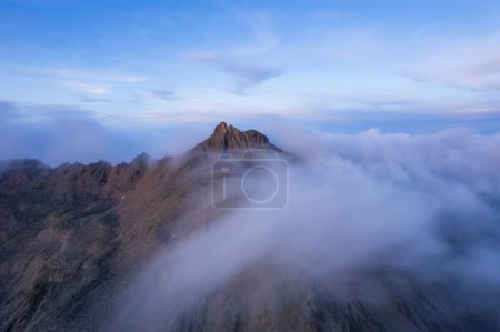 Téléchargez les photos : Un long plan d'exposition de la mer de nuages au col de la montagne Balang dans la préfecture d'Aba, Sichuan - en image libre de droit