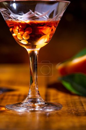 Foto de Primer plano de un vaso con licor de naranja - Imagen libre de derechos