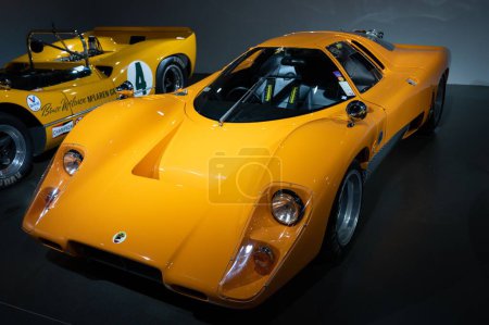 Téléchargez les photos : Détail de classique jaune groupe 4 voiture de course 1969 McLaren M6GT - en image libre de droit