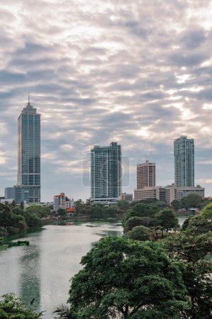 Téléchargez les photos : Une belle ligne d'horizon du Sri Lanka sous le ciel nuageux - en image libre de droit