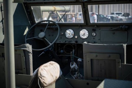 Foto de Detalle del interior de un viejo vehículo militar White Motor Company M3 Scout Car - Imagen libre de derechos