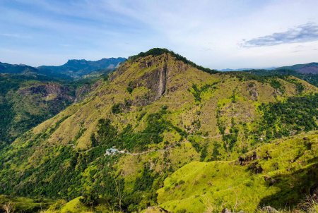 Foto de Una vista panorámica del Pico de Adán - alta montaña cónica ubicada en el centro de Sri Lanka - Imagen libre de derechos