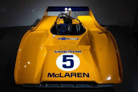 Téléchargez les photos : Classique jaune CAN-AM 1971 McLaren M8F voiture de course - en image libre de droit
