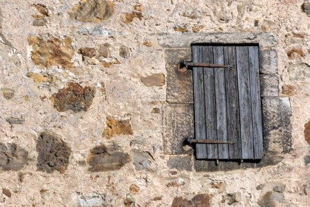 Téléchargez les photos : Une porte en bois antique avec charnières en fer à l'entrée d'un lieu sacré - en image libre de droit