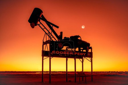 Téléchargez les photos : Une silhouette de voiture pedy coober en Australie du Sud pendant le coucher du soleil - en image libre de droit