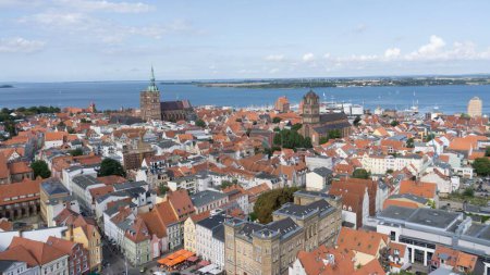Téléchargez les photos : Un paysage urbain de Stralsund vu de la tour de la Sainte-Marienkirche, Allemagne - en image libre de droit