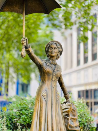 Téléchargez les photos : Plan rapproché de la statue de Mary Poppins tenant un parapluie et une valise, Londres - en image libre de droit