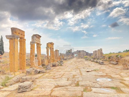 Foto de Las ruinas de la antigua ciudad de Hierápolis en Pamukkale, Denizli, Turquía - Imagen libre de derechos
