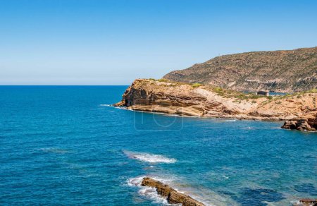 Téléchargez les photos : Un beau paysage marin avec des falaises rocheuses sur la côte de Korbous, Tunisie - en image libre de droit