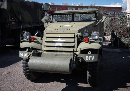 Téléchargez les photos : Détail avant d'un vieux véhicule militaire White Motor Company M3 Scout Car - en image libre de droit