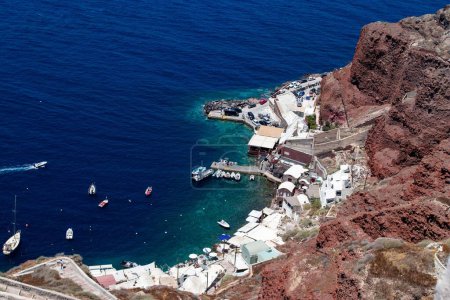 Téléchargez les photos : Une vue aérienne des bateaux et des bâtiments sur le littoral du village d'Oia par une journée ensoleillée - en image libre de droit