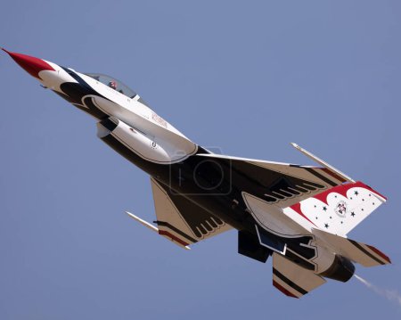 Téléchargez les photos : A close seup of F 16 USAF Thunderbird at Hill AFB. Ogden, Utah, États-Unis. - en image libre de droit