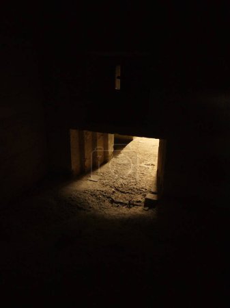 Foto de Una luz del sol a través de la puerta del búnker en Normandía en Francia - Imagen libre de derechos