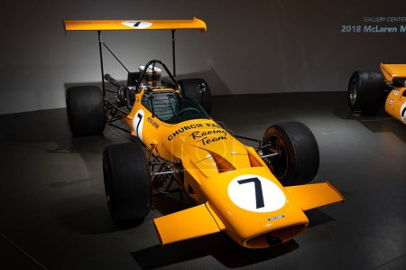 Téléchargez les photos : Formule 5000 jaune classique et Formule A 1969 McLaren M10A voiture de course - en image libre de droit