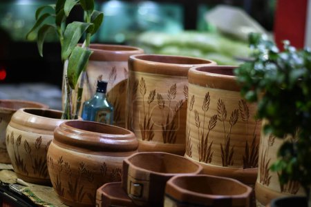 Téléchargez les photos : Un plan sélectif des articles de poterie et des pots avec des plantes - en image libre de droit