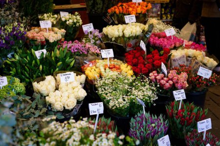 Foto de Un mercado de diferentes flores de colores - Imagen libre de derechos