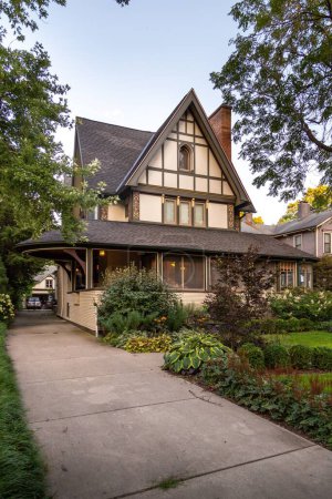 Foto de Una casa diseñada por el famoso arquitecto Frank Lloyd Wright en Oak Park, Chicago, Illinois. - Imagen libre de derechos