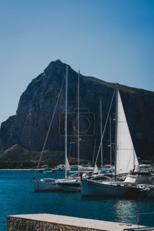 Foto de Un disparo vertical de los barcos en el puerto de barcos sicilianos en un día soleado en San Vito Lo Capo - Imagen libre de derechos