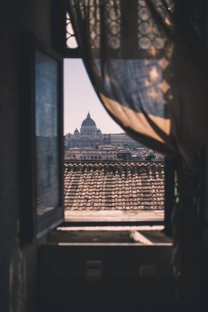 Téléchargez les photos : Vue verticale d'une fenêtre avec une vue romantique sur le miroir Saint-Pierre - en image libre de droit