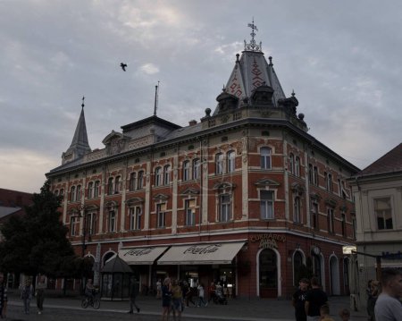 Téléchargez les photos : Un vieux bâtiment sur la place principale de Kosice avec des gens dans les rues - en image libre de droit