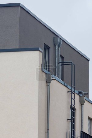 Téléchargez les photos : La vue verticale des escaliers d'urgence d'un bâtiment moderne - en image libre de droit