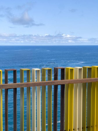 Téléchargez les photos : Un plan vertical d'une clôture multicolore avec la mer en arrière-plan à Martianez Beach, Tenerife. - en image libre de droit