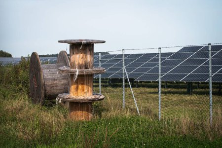 Foto de Un sistema solar en la gran central fotovoltaica para la electricidad verde - Imagen libre de derechos