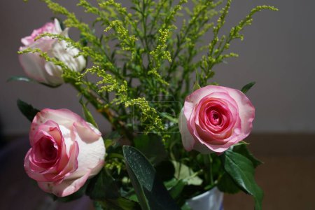 Téléchargez les photos : Un gros plan d'un bouquet de roses roses. - en image libre de droit