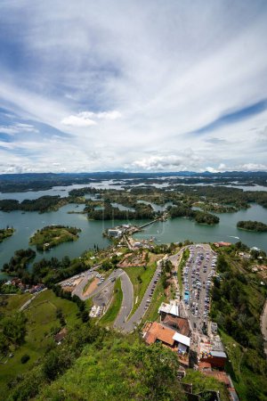 Téléchargez les photos : Vue aérienne de Piedra de Guatape d'Antioquia, Colombie sous un ciel nuageux - en image libre de droit
