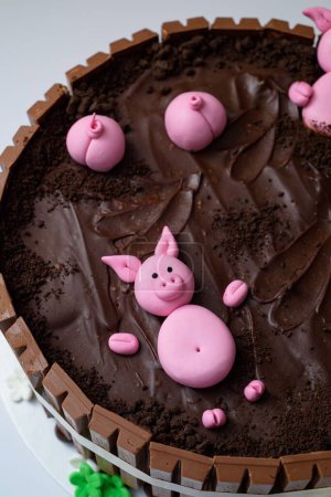 Foto de Un hermoso primer plano de un pastel de chocolate con un diseño de pocilga con cerdos - Imagen libre de derechos
