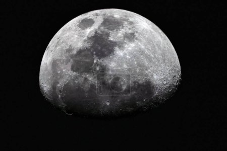 Téléchargez les photos : Un cliché très détaillé de la Lune sur fond noir. - en image libre de droit