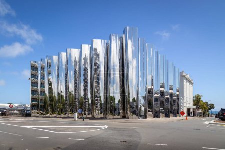 Téléchargez les photos : Façade réfléchissante en acier inoxydable du Len Lye Centre (Govett-Brewster Art Gallery) à New Plymouth, Nouvelle-Zélande. - en image libre de droit
