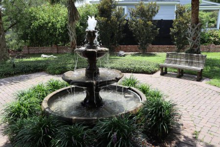 Téléchargez les photos : Vue de jour d'une fontaine au milieu d'un jardin à Beaufort, Caroline du Sud - en image libre de droit