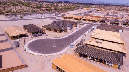 Téléchargez les photos : Vue aérienne de maisons neuves près du Estrella Community Center à Goodyear, Arizona - en image libre de droit